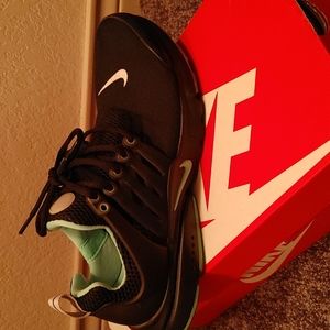 Size 7 youth (8 in women) Nike Prestos